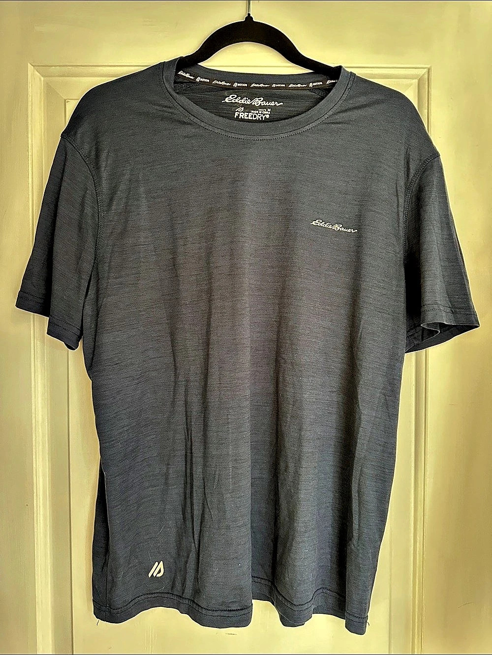 Eddie Bauer Freedry Motion Men's Short Sleeve Tee in Gray Size Medium Like New